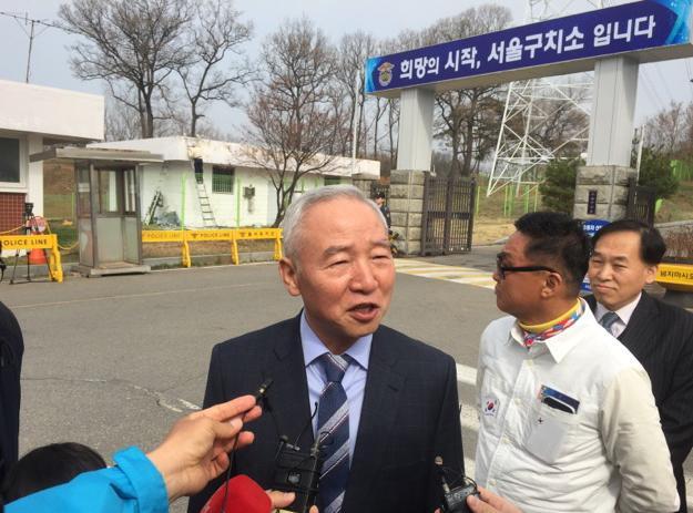 남재준 전 국정원장이 7일 의왕시 서울구치소에 수감중인 박근혜 전 대통령을 면회하기 위해 방문했다가 만나지 못한채 취재진들의 질문에 답하고 있다. [연합뉴스]