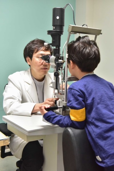 어린이가 약시나 사시가 있을 경우 조기 검진을 통해 가급적 빨리 치료를 받을 수 있게 해야 한다. 사진은 관련 이미지. [사진제공=김안과병원]