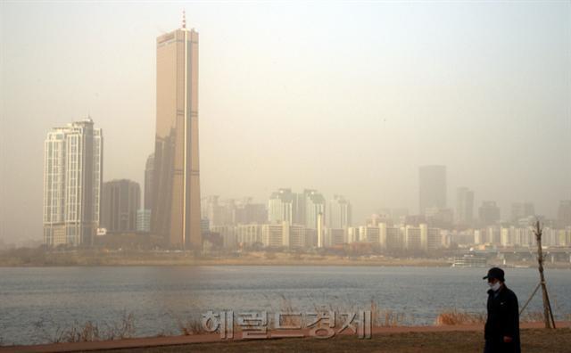 정부는 중국과 미세먼지 저감을 위해 2157억원 규모의 협력 사업을 추진 중이지만, 고고도미사일방어체계(THAADㆍ사드) 문제를 놓고 중국이 전방위적인 보복조치에 나서면서 사업 진행에 차질을 빚고 있다. [헤럴드경제DB]