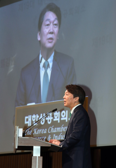 국민의당 안철수 대선후보가 10일 오전 서울 중구 대한상공회의소에서 열린 제19대 대선후보 초청 특별강연에서 강연하고 있다.[사진제공=연합뉴스]