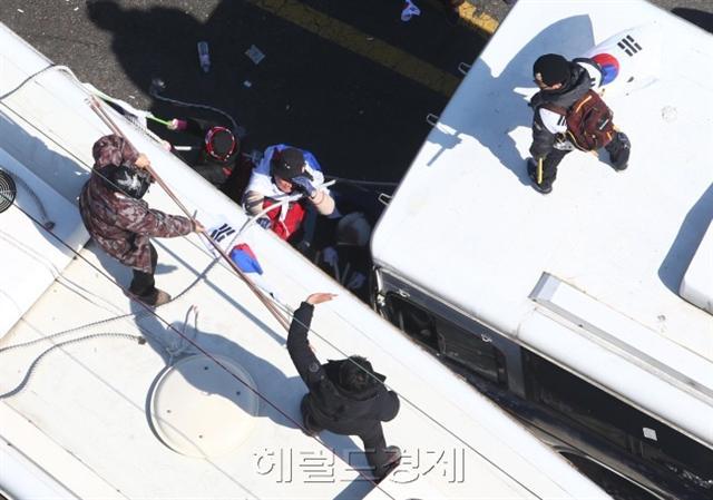 박근혜 대통령 탄핵 심판 선고일인 지난 달 10일 오전 서울 안국동 안국역 5번 출구 앞에서 ‘대통령 탄핵 기각을 위한 국민총궐기 운동본부(탄기국)’ 소속 보수단체 회원들이 탄핵이 인용되자 헌재를 향하며 한사람이 경찰버스에 올라 경찰을 폭행하고 있다.
박해묵 기자/mook@heraldcorp.com