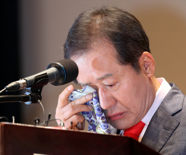자유한국당 대선후보인 홍준표 경상남도 지사가 10일 오전 경남 창원시 의창구 경남도청 신관 대강당에서 열린 '제35대ㆍ제36대 홍준표 도지사 퇴임식'에서 퇴임사를 하던 중 눈물을 보이고 있다.[사진=연합뉴스]
자유한국당 대선후보인 홍준표 경상남도 지사가 10일 오전 경남 창원시 의창구 경남도청 신관 대강당에서 열린 '제35대ㆍ제36대 홍준표 도지사 퇴임식'에서 퇴임사를 하던 중 눈물을 보이고 있다.[사진=연합뉴스]
