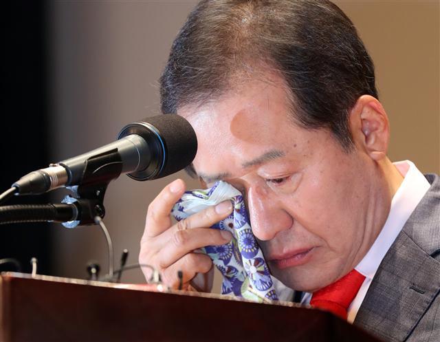 자유한국당 대선후보인 홍준표 경상남도 지사가 10일 오전 경남 창원시 의창구 경남도청 신관 대강당에서 열린 ‘제35대ㆍ제36대 홍준표 도지사 퇴임식’에서 퇴임사를 하던 중 눈물을 보이고 있다. 바른정당 유승민 후보와 더불어 보수의 대표주자로 나선 홍 후보는 공직자 사퇴시한인 9일 밤 11시57분에 사퇴의사를 밝히는 방식으로, 자신의 후임을 뽑는 재보궐을 무산시키면서 꼼수 논란에 휘말렸고, 최근 지지율도 정체를 벗어나지 못하는 등 어려움에 빠져 있다. [창원=연합뉴스]