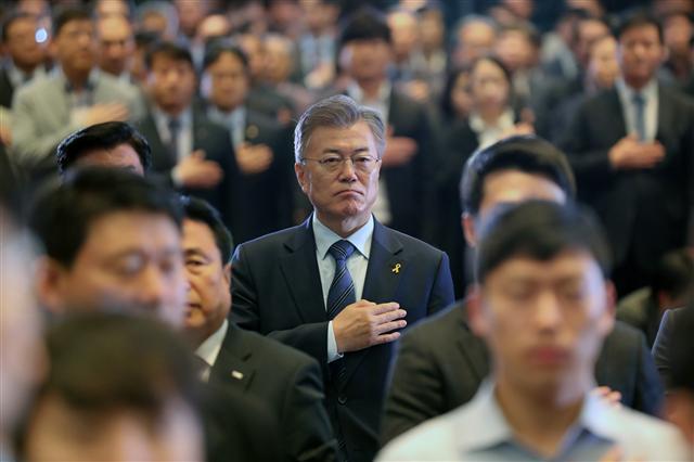 더불어민주당 문재인 대선후보가 10일 서울 여의도 중소기업중앙회에서 열린 차기정부 중소기업 정책 관련 더불어민주당 대선후보 초청강연회에서 국기에 대한 경례를 하고 있다.  (연합뉴스)