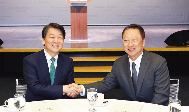 10일 오전 8시 대한상의 초청 대선후보 강연에서 안철수 국민의당 후보는 “기업이 존경받는 나라를 만들겠다”며 자유로운 경제활동을 강조했다. 이날 강연에 앞서 안철수 후보가 박용만 대한상의 회장과 악수를 나누며 인사하고 있다.
[연합뉴스]