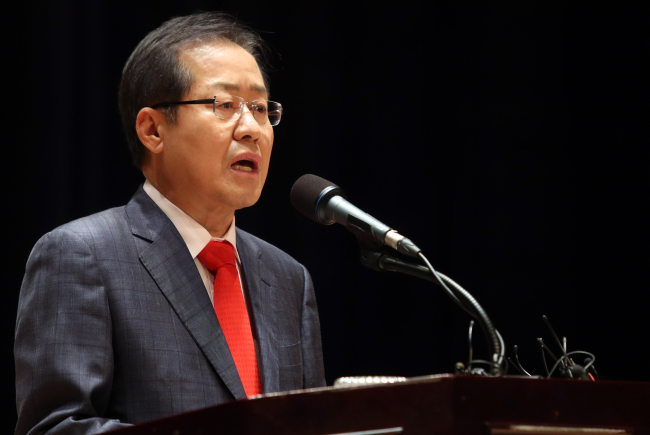 자유한국당 대선후보인 홍준표 경남도지사가 10일 경남도청에서 열린 퇴임식에서 퇴임사를 하고 있다. [창원=연합뉴스]
자유한국당 대선후보인 홍준표 경남도지사가 10일 경남도청에서 열린 퇴임식에서 퇴임사를 하고 있다. [창원=연합뉴스]