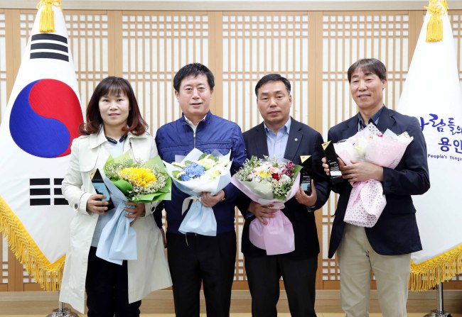 용감한 시민상 수여식. 좌로부터 안미순씨 정찬민시장 장순복씨 이성환씨
용감한 시민상 수여식. 좌로부터 안미순씨 정찬민시장 장순복씨 이성환씨