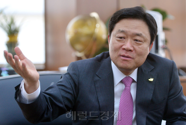 유주현 대한건설협회 회장은 헤럴드경제와 인터뷰에서 “종합건설회사와 전문건설회사로 업역을 나눠놓고 있는 제한을 철폐하거나 완화해야 한다”고 강조하고 있다.
이상섭 기자/babtong@heraldcorp.com