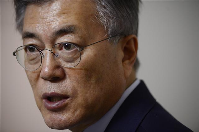문재인 더불어민주당 대선후보는 지난 10일 본지와 서울 중구 모 한식당에서 인터뷰하고 “총리는 탕평인사, 비서실장은 개혁인사를 하겠다”고 말했다. 또 “반기문총장은 한국 외교의 큰 자산”이라며 집권 후 함께 할 수 있다는 생각을 밝혔다. 박해묵 기자/mook@heraldcorp.com