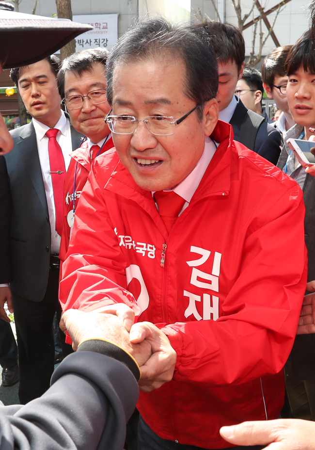 자유한국당 홍준표 대선 후보가 10일 오후 경북 상주시 남성동 중앙시장에서 한 시민과 인사하고 있다.[사진=연합뉴스]
자유한국당 홍준표 대선 후보가 10일 오후 경북 상주시 남성동 중앙시장에서 한 시민과 인사하고 있다.[사진=연합뉴스]