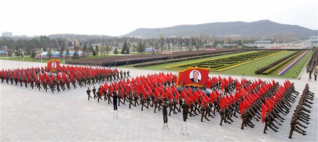 태양절(4월15일)을 앞두고 10일 금수산태양궁전광장에서 기념행사를 진행하는 모습.  [연합뉴스]