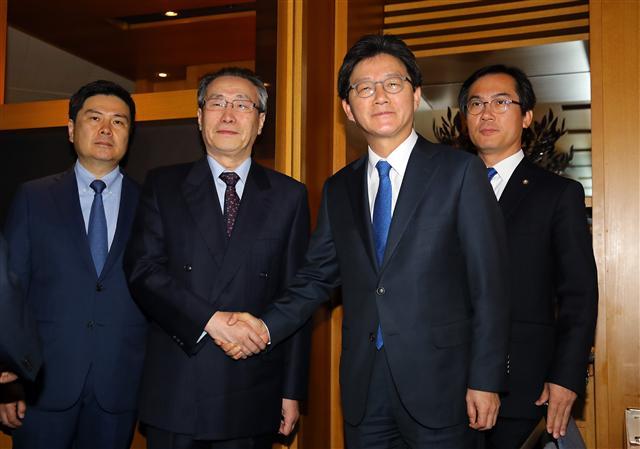 바른정당 유승민(오른쪽) 대선후보가 11일 오전 북핵 6자회담의 중국 측 수석 대표인 우다웨이(武大偉) 중국 외교부 한반도사무특별대표와 만나 악수하고있다.  [연합뉴스]