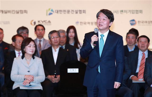 국민의당 안철수 대선후보가 11일 오전 서울 여의도 중소기업중앙회에서 열린 ‘기업이 주도하는 미래성장’초청간담회에 참석해 발언하고 있다. [연합뉴스]