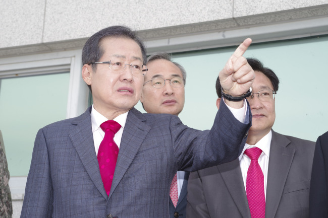 홍준표 자유한국당 대선후보는 11일 경기도 파주 판문점을 찾았다. 홍 후보는 지난달 31일 당 후보로 선출된 이후 첫 안보 행보에 나섰다.[사진제공=자유한국당]
홍준표 자유한국당 대선후보는 11일 경기도 파주 판문점을 찾았다. 홍 후보는 지난달 31일 당 후보로 선출된 이후 첫 안보 행보에 나섰다.[사진제공=자유한국당]
