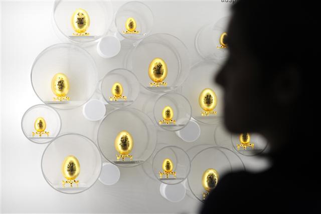 <YONHAP PHOTO-0230> (170411) -- SINGAPORE, April 11, 2017 (Xinhua) -- Easter eggs are on display in Singapore Philatelic Museum on April 11, 2017. The exhibition showcases a collection of 148 precious eggs from the Liechtenstein National Museum. (Xinhua/Then Chih Wey) (wtc)/2017-04-12 00:52:36/ <저작권자 ⓒ 1980-2017 ㈜연합뉴스. 무단 전재 재배포 금지.>