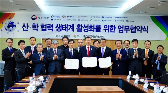 주영섭 중소기업청장이 지난 11일 산학 협력 생태계 활성화를 위한 업무협약 체결 후 기념촬영을 하고 있다. (왼쪽 네번째부터) 김종호 서울과학기술대학교 총장, 주영섭 중소기업기업청장, 김성익 삼육대학교 총장.