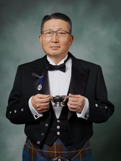 [사진=스코틀랜드 전통 위스키잔 퀘익(Quaich)을 들고 있는 김일주 윌리엄그랜트앤선즈코리아 대표.]