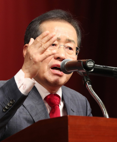 자유한국당 홍준표 대선 후보가 지난 11일 오후 서울 양재동 더케이 호텔에서 중앙선대위 핵심 선대위원 전체회의에서 기조연설 하고 있다.[사진제공=연합뉴스]