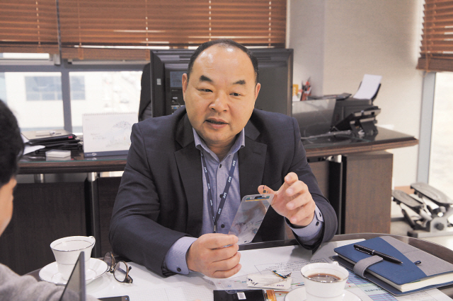 에스에이티는 경기도 시흥에 있는 세계적 디스플레이 패널 점착장비 업체다. 에스에이티의 황성철 사장이 그동안의 사업과정을 기자에게 설명하고 있다.