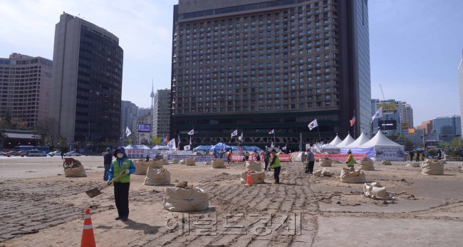 보수단체의 텐트 무단 점거로 무기한 연기됐던 서울 시청 앞 광장 잔디 식재 작업이 12일부터 시작되었다.  <br />서울시는 시민 모두를 위한 서울 광장을 더 이상 황량한 상태로 둘 수 없다고 판단, 보수단체가 불법점유한 부분은 제외하고  잔디 식재 작업에 들어갔다.<br /> 현재 서울광장은 ‘대통령 탄핵무효 국민저항 총궐기 운동본부(탄무국)’ 등 보수단체가 서울시 사전승인 없이 지난 1월 21일부터 광장 중앙에 대형텐트 41개 동을 설치한 채 시위를 벌이고 있다. 이들은 대통령 탄핵기각을 주장하며 시위를 시작, 지난달 10일 헌법재판소의 박근혜 전 대통령 탄핵 인용 후에도 탄핵 무효를 주장하며 불법점유를 이어가고 있다. <br />이 때문에 애초 3월 1일부터 4월 15일까지 마무리하기로 했던 서울광장 잔디 식재작업은 무기한 연기돼 서울 광장 푸른 잔디를 언제 볼 수 있을지 불투명한 상황이었다.<br />정희조 기자/chehco@heraldcorp.com  170412
보수단체의 텐트 무단 점거로 무기한 연기됐던 서울 시청 앞 광장 잔디 식재 작업이 12일부터 시작되었다.
서울시는 시민 모두를 위한 서울 광장을 더 이상 황량한 상태로 둘 수 없다고 판단, 보수단체가 불법점유한 부분은 제외하고  잔디 식재 작업에 들어갔다.
현재 서울광장은 ‘대통령 탄핵무효 국민저항 총궐기 운동본부(탄무국)’ 등 보수단체가 서울시 사전승인 없이 지난 1월 21일부터 광장 중앙에 대형텐트 41개 동을 설치한 채 시위를 벌이고 있다. 이들은 대통령 탄핵기각을 주장하며 시위를 시작, 지난달 10일 헌법재판소의 박근혜 전 대통령 탄핵 인용 후에도 탄핵 무효를 주장하며 불법점유를 이어가고 있다.
이 때문에 애초 3월 1일부터 4월 15일까지 마무리하기로 했던 서울광장 잔디 식재작업은 무기한 연기돼 서울 광장 푸른 잔디를 언제 볼 수 있을지 불투명한 상황이었다.
정희조 기자/chehco@heraldcorp.com  170412