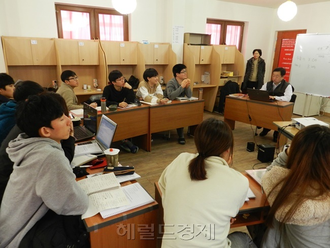 전남 곡성 강빛마을펜션에서 독일어몰입과정 제1기 학생들이 수업을 받고 있다. [사진=박대성 기자/parkds@heraldcorp.com]
