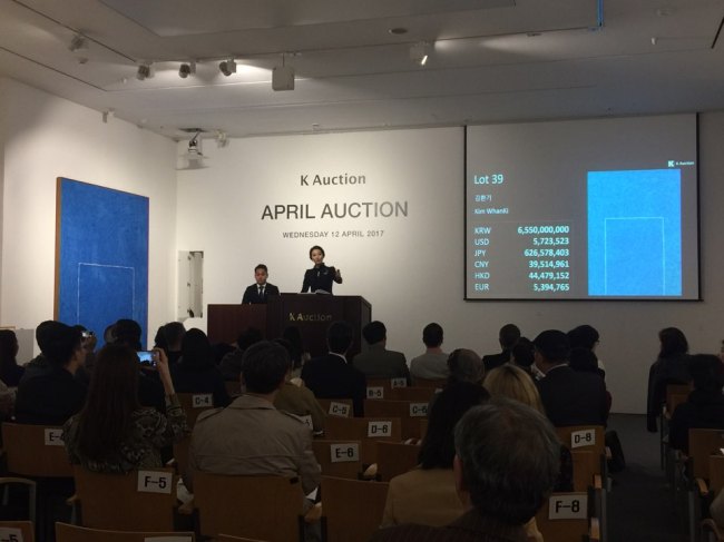 김환기의 푸른 전면점화가 65억 5000만원에 낙찰되며 또 다시 한국 미술품 최고가를 경신했다. [사진=헤럴드경제DB]