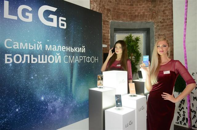 LG전자의 전략 스마트폰 G6가 러시아와 CIS 지역 프리미엄 스마트폰 시장에 진출한다. LG전자는 17일 러시아와 CIS 지역 6개국에 G6를 출시한다고 13일 밝혔다. LG전자는 러시아와 CIS 지역을 아우르는 6개 유통사의 온ㆍ오프라인 매장에 G6를 공급한다. 이들 지역에서는 이동통신사가 아닌 전자제품 유통사를 통해 스마트폰이 판매된다.  [사진제공=LG전자]