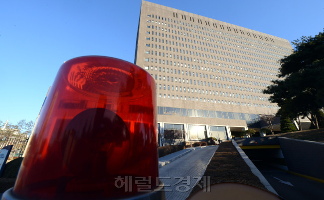 우병우 전 청와대 민정수석에 대한 부실수사 논란으로 빨간불 켜진 서울중앙지검 전경 [사진=헤럴드경제]