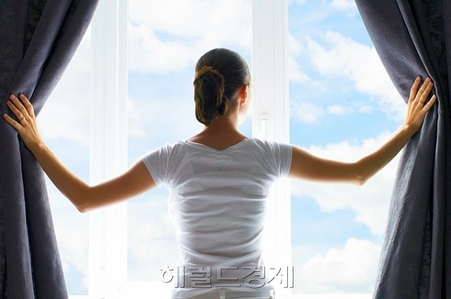 날씨가 좋고 미세먼지 수치가 낮은 날 하루 3회 정도 창문을 열고 자연 환기를 하면 실내 공기 질을 높이고 곰팡이 등을 없애는 데 도움이 된다. [사진=헤럴드경제DB]