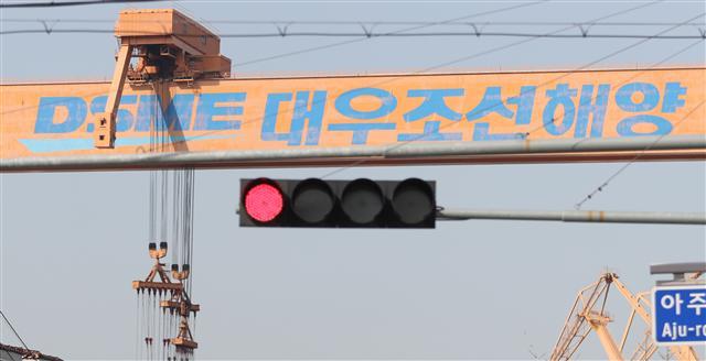 대우조선해양 채무 재조정안을 두고 산업은행과 국민연금이 평행선을 달리면서 대우조선이 단기 법정관리인 P플랜에 들어갈 가능성이 커지고 있다. 사진은 12일 오후 경남 거제시 대우조선해양 옥포조선소 대형크레인.  [연합뉴스]
