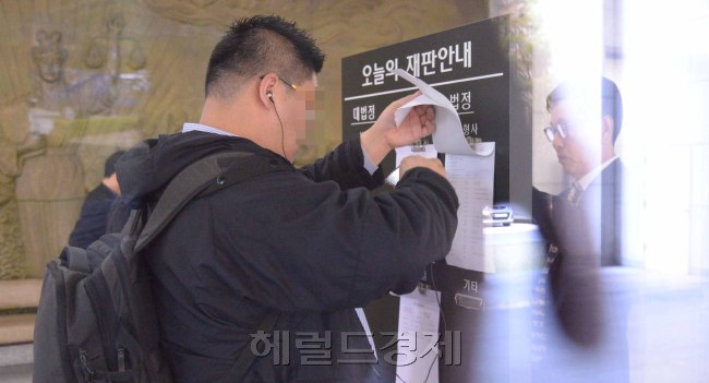 대법원 법정스케치.<br />정희조 기자/chehco@heraldcorp.com  170413
대법원 법정스케치.
정희조 기자/chehco@heraldcorp.com  170413