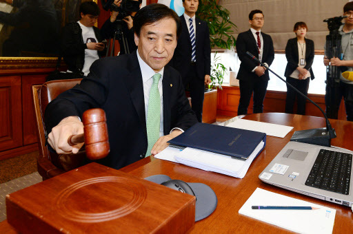 이주열 한국은행 총재가 13일 서울 소공동 한은 대회의실에서 금융통화위원회 정례회의에서 의사봉을 두드리며 개회를 선언하고 있다.