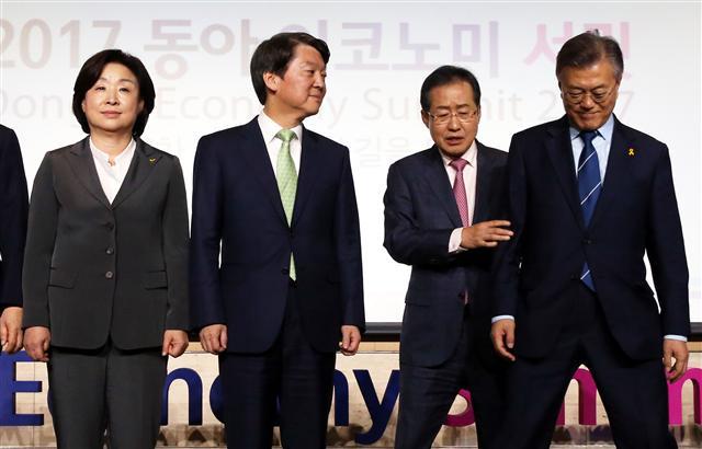 12일 오전 여의도 FKI콘퍼런스 센터에서 열린 2017 동아 비지니스 서밋에 참석한 정의당 심상정 후보(왼쪽부터), 국민의당 안철수 후보, 자유한국당 홍준표 후보, 더불어민주당 문재인 후보가 기념촬영을 하기 위해 도열해 있다. 이 때 홍 후보가 안 후보와 문 후보 사이를 비집고 들어와 사진을 찍었다. 이들 19대 대선후보들은 13일 한국기자협회 초청으로 첫 TV토론을 벌인다. [연합뉴스]