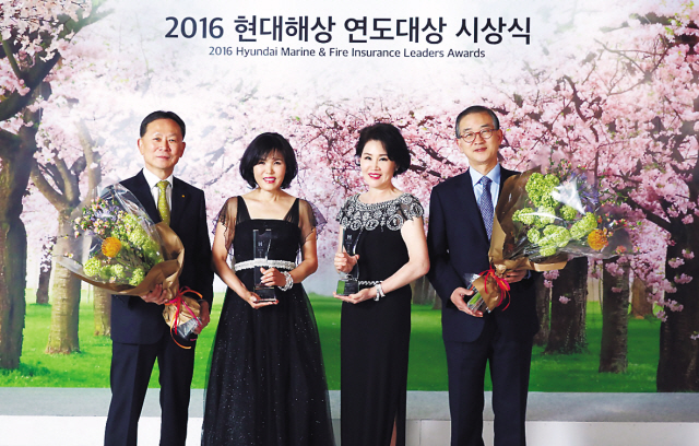 현대해상 이철영 부회장(왼쪽 첫번째)과 박찬종 사장(맨 오른쪽)이 연도대상 수상자 방미자ㆍ남상분씨와 포즈를 취했다.