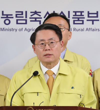 김재수 농림축산식품부 장관이 12일 오전 정부세종청사 기자실에서 조류인플루엔자(AI), 구제역 방역 개선대책을 발표하고 있다. ［사진제공=연합뉴스］