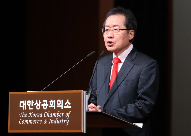 자유한국당 홍준표 대선후보가 13일 오후 서울 종로구 세종로 대한상공회의소에서 현안과 정책 등에 대해 강연하고 있다.[사진=연합뉴스]
자유한국당 홍준표 대선후보가 13일 오후 서울 종로구 세종로 대한상공회의소에서 현안과 정책 등에 대해 강연하고 있다.[사진=연합뉴스]