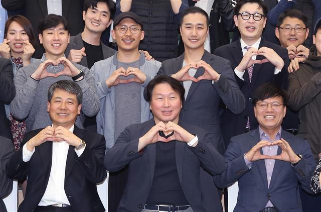 최태원 SK그룹 회장은 13일 서울 홍릉 한국과학기술원(KAIST) 서울캠퍼스에서 ‘우리가 상상하는 30년 후 미래’를 주제로 카이스트 사회적기업 전공 대학원생을 대상으로 특강을 하고 기념사진을 촬영하고 있다. 앞줄 왼쪽부터 최광철 SK수펙스추구협의회, 최태원 SK그룹 회장, 이병태 카이스트 경영대학 교수 [사진제공=SK]