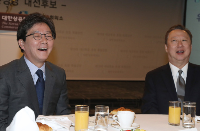 <YONHAP PHOTO-2440> 환한 웃음 터뜨리는 유승민 (서울=연합뉴스) 정하종 기자 = 유승민 바른정당 후보(왼쪽)가 14일 오전 서울 중구 세종홀에서 대한상공회의소 주최로 열린 19대 대선후보 초청 특별강연에서 박용만 대한상의 회장과 환하게 웃고 있다. 2017.4.14 chc@yna.co.kr/2017-04-14 08:31:17/ <저작권자 ⓒ 1980-2017 ㈜연합뉴스. 무단 전재 재배포 금지.>
<YONHAP PHOTO-2440> 환한 웃음 터뜨리는 유승민 (서울=연합뉴스) 정하종 기자 = 유승민 바른정당 후보(왼쪽)가 14일 오전 서울 중구 세종홀에서 대한상공회의소 주최로 열린 19대 대선후보 초청 특별강연에서 박용만 대한상의 회장과 환하게 웃고 있다. 2017.4.14 chc@yna.co.kr/2017-04-14 08:31:17/ <저작권자 ⓒ 1980-2017 ㈜연합뉴스. 무단 전재 재배포 금지.>
