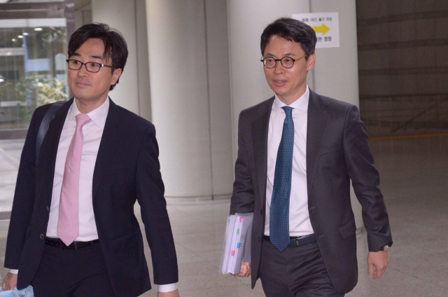 이규철 전특검보가 14일 삼성 이재용부회장 뇌물죄 3차 공판에 출석하기 위해 법정으로 향하고 있다. <br />정희조 기자/chehco@heraldcorp.com  170414