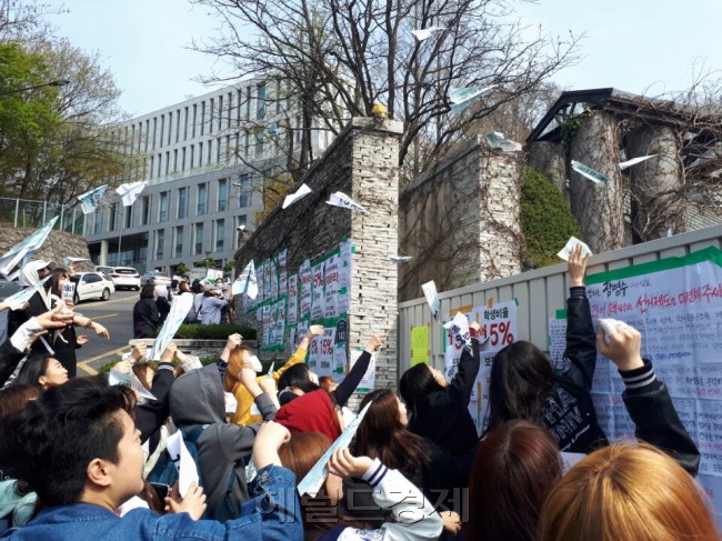 14일 오전 서울 서대문구 이화여대 법인행정동 앞에서 이화여대 중앙운영위원회가 ‘총장선출 관련 이화인 요구안 수용 촉구 집회’를 진행한 뒤 요구안이 적힌 종이로 만든 비행기를 법인행정동 안으로 날려보내고 있다. [사진=박로명 기자/dodo@heraldcorp.com]