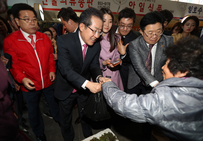 자유한국당 홍준표 대선후보가 14일 오후 경상북도 안동시 중앙신시장에서 상인에게 나물을 선물 받고 있다.[사진=연합뉴스]
자유한국당 홍준표 대선후보가 14일 오후 경상북도 안동시 중앙신시장에서 상인에게 나물을 선물 받고 있다.[사진=연합뉴스]