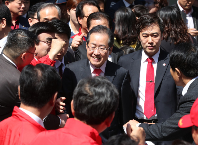 자유한국당 홍준표 대선후보가 15일 오후 부산 서면에서 열린 보수대통합 결의대회에서 시민과 악수하고 있다.[사진=연합뉴스]
자유한국당 홍준표 대선후보가 15일 오후 부산 서면에서 열린 보수대통합 결의대회에서 시민과 악수하고 있다.[사진=연합뉴스]