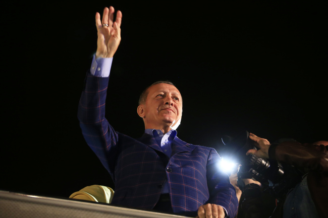 <YONHAP PHOTO-0550> Turkey's President Recep Tayyip Erdogan waves to supporters in Istanbul, Turkey, on Sunday, April 16, 2017. Erdogan declared victory in Sunday's historic referendum that will grant sweeping powers to the presidency, hailing the result as a "historic decision." (AP Photo/Lefteris Pitarakis)/2017-04-17 05:54:07/ <저작권자 ⓒ 1980-2017 ㈜연합뉴스. 무단 전재 재배포 금지.>
<YONHAP PHOTO-0550> Turkey's President Recep Tayyip Erdogan waves to supporters in Istanbul, Turkey, on Sunday, April 16, 2017. Erdogan declared victory in Sunday's historic referendum that will grant sweeping powers to the presidency, hailing the result as a "historic decision." (AP Photo/Lefteris Pitarakis)/2017-04-17 05:54:07/ <저작권자 ⓒ 1980-2017 ㈜연합뉴스. 무단 전재 재배포 금지.>