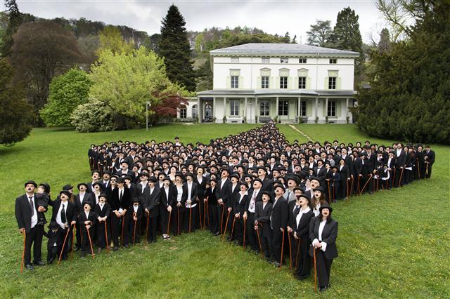 <YONHAP PHOTO-4684> epaselect epa05910541 662 peoples dressed in Charlie Chaplin pose for a group photo in front of the Manoir de Ban during an attempt of the world's largest gathering of people dressed as The Tramp on the occasion of Charlie Chaplin's birthday, and to celebrate the first year of the museum "Chaplin's World by Grevin", in Corsier, above Vevey, Switzerland, 16 April 2017. Chaplin's World, a museum on English comic actor, filmmaker, and composer Charlie Chaplin, is located in a 14 hectare park of lush trees, it occupies the mansion where the Chaplin family lived the last 25 years of Charly Chaplin's life. EPA/LAURENT GILLIERON/2017-04-16 19:09:56/ <저작권자 ⓒ 1980-2017 ㈜연합뉴스. 무단 전재 재배포 금지.>