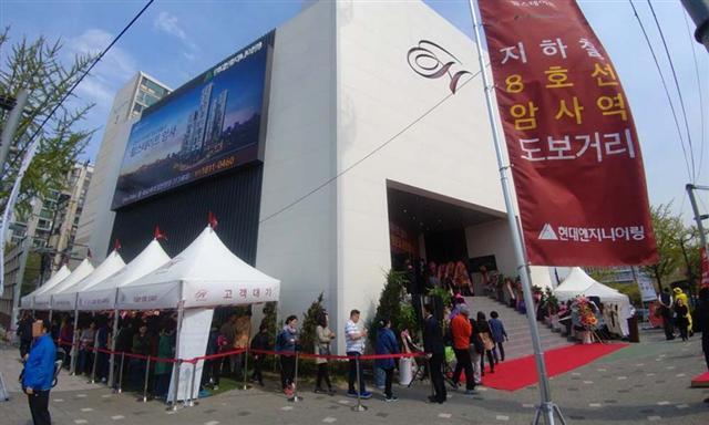 현대엔지니어링이 선보인 ‘힐스테이트 암사’는 강남구 암사동에 10년 만에 공급되는 브랜드 아파트다. 조용한 주거환경과 광나루 한강시민공원을 평하게 이용할 수 있는 점이 수요자들의 발길을 사로잡았다.