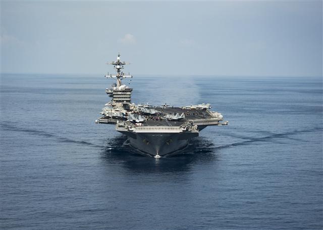 <YONHAP PHOTO-0666> The aircraft carrier USS Carl Vinson transits the South China Sea while conducting flight operations on April 9, 2017. The Carl Vinson Carrier Strike Group is on a scheduled western Pacific deployment as part of the U.S. Pacific Fleet-led initiative to extend the command and control functions of U.S. 3rd Fleet. Picture taken on April 9, 2017 Z.A. Landers/Courtesy U.S. Navy/Handout via REUTERS ATTENTION EDITORS - THIS IMAGE WAS PROVIDED BY A THIRD PARTY. EDITORIAL USE ONLY./2017-04-15 05:55:10/ <저작권자 ⓒ 1980-2017 ㈜연합뉴스. 무단 전재 재배포 금지.>