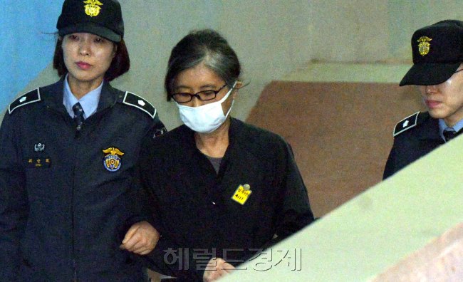 17일 '국정농단'사건 27차 공판에 서울중앙지법에 참석하는 최순실씨.<br />정희조 기자/checho@heraldcorp.com  170417
17일 '국정농단'사건 27차 공판에 서울중앙지법에 참석하는 최순실씨.
정희조 기자/checho@heraldcorp.com  170417
