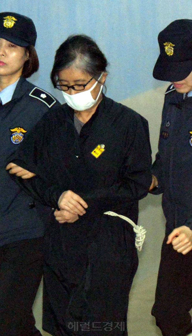 17일 '국정농단'사건 27차 공판에 서울중앙지법에 참석하는 최순실씨.<br />정희조 기자/checho@heraldcorp.com  170417
17일 '국정농단'사건 27차 공판에 서울중앙지법에 참석하는 최순실씨.
정희조 기자/checho@heraldcorp.com  170417