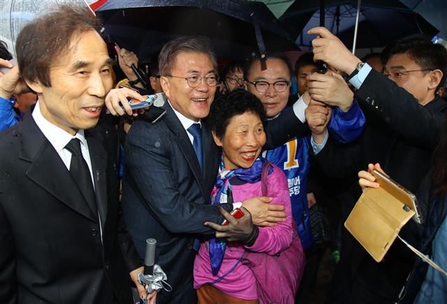 문재인 더불어민주당 대선후보가 17일 오전 19대 대선 공식선거운동 첫 행보로 대구 달서구 두류동 2.28 민주의거 기념탑을 참배하고 지지자들과 만나고 있다. [연합뉴스]