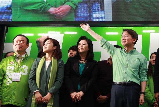 국민의당 안철수 대선후보가 19대 대선 선거운동일 첫날인 17일 오전 서울 세종대로 사거리 일대에서 유세차에 올라 손을 들어 시민들을 향해 인사하고 있다. [연합뉴스]